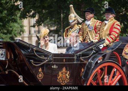 La regina Letizia di Spagna (L) e il principe Filippo, la diga di Edimburgo cavalcano una carrozza di Stato per Buckingham Palace, a Londra il 12 luglio 2017. È la prima visita di Stato dell'attuale re Felipe VI e della regina Letizia, l'ultima nel 1986 con il re Juan Carlos e la regina Sofia. (Foto di Alberto Pezzali/NurPhoto) *** Please use Credit from Credit Field *** Foto Stock