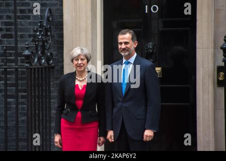 Theresa May, primo ministro britannico, dà il benvenuto a Re Felipe VI di Spagna al 10 di Downing Street, Londra, il 13 luglio 2017. Questa è la prima visita di stato dell'attuale re Felipe e della regina Letizia, l'ultima nel 1986 con il re Juan Carlos e la regina Sofia. (Foto di Alberto Pezzali/NurPhoto) *** Please use Credit from Credit Field *** Foto Stock