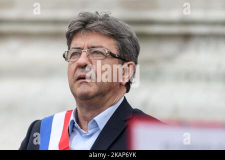 Jean-Luc Melenchon, presidente del gruppo parlamentare di sinistra del partito la France Insoumise (LFI), partecipa a una manifestazione contro le riforme previste dal governo francese in materia di diritto del lavoro sulla Place de la Republique a Parigi, il 12 luglio 2017. Il governo francese ha pianificato una revisione delle rigide leggi francesi sul lavoro che conferiranno alle imprese maggiori poteri per negoziare le condizioni direttamente con i loro dipendenti, costirando accordi a livello industriale. (Foto di Julien Mattia/NurPhoto) *** Please use Credit from Credit Field *** Foto Stock