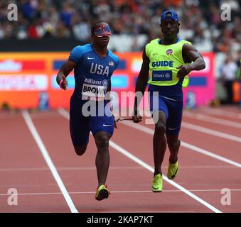 David Brown of USA and Guide Jerome Avery Men's 100m T11 Round 1 Heat 3 durante i Campionati IPC World Para Athletics allo stadio di Londra, Regno Unito, il 15 luglio 2017.(Photo by Kieran Galvin/NurPhoto) *** Please use Credit from Credit Field *** Foto Stock