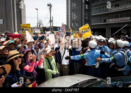 I gruppi antirazzisti (L) hanno cercato di impedire ai nazionalisti giapponesi di marciare per strada durante un raduno contro-protesta che chiedeva la fine del discorso di odio nella città di Kawasaki, nella prefettura di Kanagawa, in Giappone il 16 luglio 2017. Gli scuffi sono scoppiati durante una contro-protesta contro il razzismo a Nakahara, nella città di Kawasaki, domenica, durante un tentativo di attivisti di destra di marciare con i loro slogan, bandiere, discorsi razzisti, costringendo la polizia ad intervenire. (Foto di Richard Atrero de Guzman/NUR Photo) *** Please use Credit from Credit Field *** Foto Stock