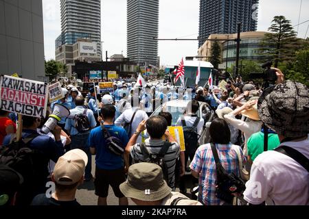 I gruppi anti-razzisti hanno cercato di bloccare i nazionalisti giapponesi dal marciare per strada durante un raduno contro-protesta che chiedeva la fine del discorso di odio a Kawasaki City, nella prefettura di Kanagawa, Giappone, il 16 luglio 2017. Gli scuffi sono scoppiati durante una contro-protesta contro il razzismo a Nakahara, nella città di Kawasaki, domenica, durante un tentativo di attivisti di destra di marciare con i loro slogan, bandiere, discorsi razzisti, costringendo la polizia ad intervenire. (Foto di Richard Atrero de Guzman/NUR Photo) *** Please use Credit from Credit Field *** Foto Stock