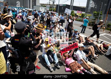 I gruppi anti-razzisti hanno cercato di bloccare i nazionalisti giapponesi dal marciare per strada durante un raduno contro-protesta che chiedeva la fine del discorso di odio a Kawasaki City, nella prefettura di Kanagawa, Giappone, il 16 luglio 2017. Gli scuffi sono scoppiati durante una contro-protesta contro il razzismo a Nakahara, nella città di Kawasaki, domenica, durante un tentativo di attivisti di destra di marciare con i loro slogan, bandiere, discorsi razzisti, costringendo la polizia ad intervenire. (Foto di Richard Atrero de Guzman/NUR Photo) *** Please use Credit from Credit Field *** Foto Stock