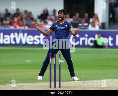 L'Essex's Mohammad Amir festeggia l'Ingram di Colin di Glamorgan durante la partita Blast di NatWest T20 tra le aquile di Essex e Glamorgan al Cloudfm County Ground il 16 luglio 2017 a Chelmsford, Inghilterra.(Photo by Kieran Galvin/NurPhoto) *** Please use Credit from Credit Field *** Foto Stock