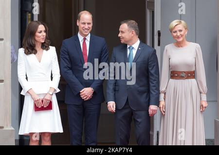 Principe Guglielmo, Duca di Cambridge e Caterina Duchessa di Cambridge durante l'accoglienza del Presidente della Repubblica di Polonia Andrzej Duda e della First Lady Agata Kornhauser-Duda di fronte al Palazzo Presidenziale di Varsavia, Polonia, il 17 luglio 2017 (Foto di Mateusz Wlodarczyk/NurPhoto) *** Utilizzare il campo credito da credito *** Foto Stock