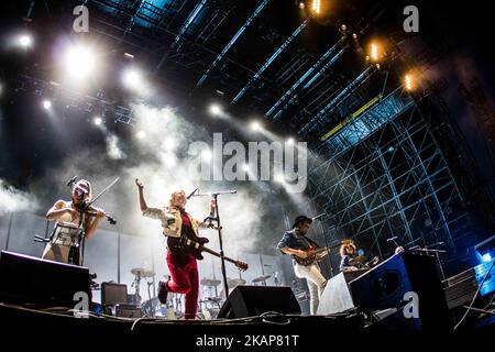 La band indie rock canadese Arcade Fire ha raffigurato sul palco mentre si esibiscono al Milano Summer Festival nell'Ippodromo San Siro di Milano il 17 luglio 2017. (Foto di Roberto Finizio/NurPhoto) *** si prega di utilizzare il credito del campo *** Foto Stock