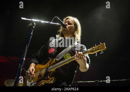 Tim Kingsbury della band indie rock canadese Arcade Fire ha mostrato sul palco mentre si esibiscono al Milano Summer Festival nell'Ippodromo San Siro, Milano, Italia il 17 luglio 2017. (Foto di Roberto Finizio/NurPhoto) *** si prega di utilizzare il credito del campo *** Foto Stock