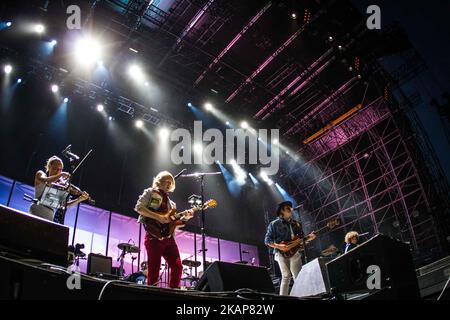 La band indie rock canadese Arcade Fire ha raffigurato sul palco mentre si esibiscono al Milano Summer Festival nell'Ippodromo San Siro di Milano il 17 luglio 2017. (Foto di Roberto Finizio/NurPhoto) *** si prega di utilizzare il credito del campo *** Foto Stock