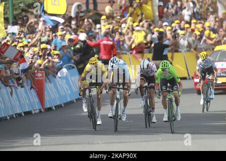 (Da L) Christopher Froome della Gran Bretagna, che indossa la maglia gialla del leader assoluto, Romain Bardet della Francia e Rigoberto Uran della Colombia, si avvicinano al traguardo durante la diciassettesima tappa di 183 km dell'edizione 104th del Tour de France, il 19 luglio, 2017 tra le Mure e Serre-Chevalier, Alpi francesi. (Foto di Elyxandro Cegarra/NurPhoto) *** Please use Credit from Credit Field *** Foto Stock