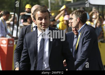 Il Presidente della Francia Emmanuel Macron ha illustrato nella diciassettesima tappa della 104th edizione della gara ciclistica Tour de France, 165km da la Mure a Serre-Chevalier, Francia, mercoledì 19 luglio 2017. Il Tour de France di quest'anno si svolge dal primo al 23rd luglio. (Foto di Elyxandro Cegarra/NurPhoto) *** Please use Credit from Credit Field *** Foto Stock