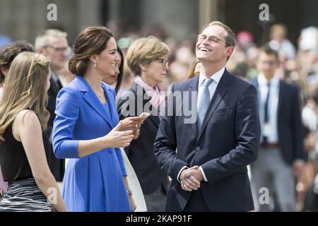 Il sindaco di Berlino Michael Mueller (R) parla con Kate, la duchessa di Cambridge (L) di fronte alla porta di Brandeburgo a Berlino il 19 luglio 2017. (Foto di Emmanuele Contini/NurPhoto) *** Please use Credit from Credit Field *** Foto Stock