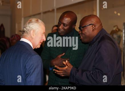 Re Carlo III parla con la stilista Ozwald Boateng, OBE (a sinistra) e Edward Kobina Enninful OBE, caporedattore di British Vogue (a destra) durante la sua visita alla mostra Africa Fashion al Victoria and Albert Museum di Londra. La mostra celebra la creatività, l'ingegnosità e l'impatto globale della moda africana. Data immagine: Giovedì 3 novembre 2022. Foto Stock