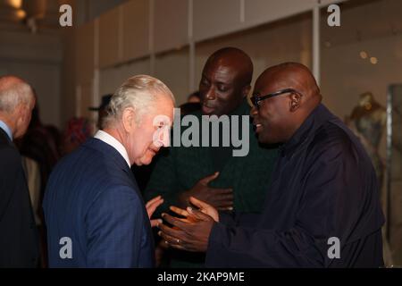 Re Carlo III parla con la stilista Ozwald Boateng, OBE (a sinistra) e Edward Kobina Enninful OBE, caporedattore di British Vogue (a destra) durante la sua visita alla mostra Africa Fashion al Victoria and Albert Museum di Londra. La mostra celebra la creatività, l'ingegnosità e l'impatto globale della moda africana. Data immagine: Giovedì 3 novembre 2022. Foto Stock