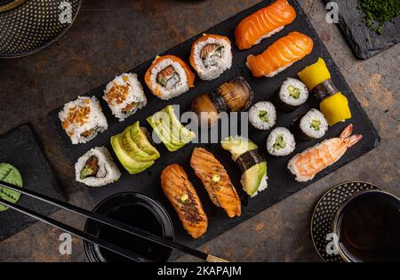 Vista dall'alto di sushi assortiti. Sushi grande impostato su ardesia Foto Stock