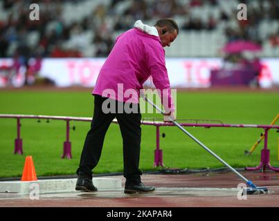 Paul Rutter National Techical Official Swapping the water away from shot put area durante i Campionati mondiali di Para Athletics al London Stadium di Londra il 23 luglio 2017 (Photo by Kieran Galvin/NurPhoto) *** Please use Credit from Credit Field *** Foto Stock