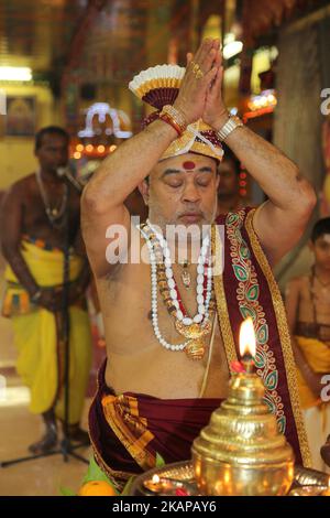 Il prete indù Tamil esegue speciali preghiere onorando Lord Ganesh durante il Nambiyaandaar Nambi Ustavam Thiruvizha pooja in un tempio indù in Ontario, Canada, il 19 luglio 2017. Questa pooja fa parte del festival di 15 giorni che onora Lord Ganesh che culmina con la stravagante processione dei carri. Durante questo Puja un idolo del Signore Ganesh è parato intorno al tempio mentre le preghiere sono eseguite. (Foto di Creative Touch Imaging Ltd./NurPhoto) *** si prega di utilizzare il credito dal campo di credito *** Foto Stock