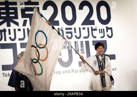 Tokyo Gov. Yuriko Koike sventola una bandiera olimpica durante il festival del tour della bandiera di Tokyo 2020 per i Giochi del 2020 alla Tokyo Metropolitan Plaza di Tokyo, 24 luglio 2017. Il Giappone ha iniziato il suo conto alla rovescia di tre anni per le Olimpiadi estive di Tokyo del 2020 a Tokyo lunedì, con la proiezione di immagini-mappatura trasmessa via IR su un edificio dell'ufficio governativo metropolitano di Tokyo. I Giochi del 2020 saranno le prime Olimpiadi estive del Giappone dagli anni '1964. (Foto di Richard Atrero de Guzman/NurPhoto) *** Please use Credit from Credit Field *** Foto Stock