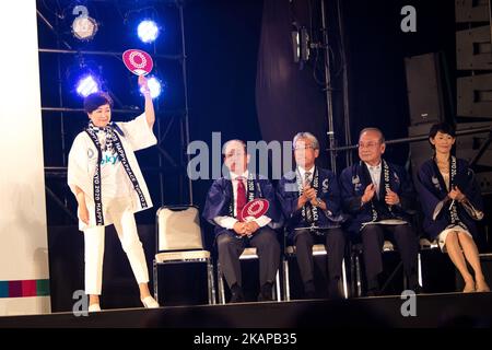 Tokyo Gov. Yuriko Koike sventola al pubblico prima del suo discorso con gli ospiti e gli ospiti (seduti da sinistra a destra) Toshiro Muto, Tsunekazu Takeda, Mitsunori Torihara, Tamayo Marukawa, durante il festival Tokyo 2020 flag tour per i Giochi 2020 al Tokyo Metropolitan Plaza di Tokyo, 24 luglio 2017. Il Giappone ha iniziato il suo conto alla rovescia di tre anni per le Olimpiadi estive di Tokyo del 2020 a Tokyo lunedì, con la proiezione di immagini-mappatura trasmessa via IR su un edificio dell'ufficio governativo metropolitano di Tokyo. I Giochi del 2020 saranno le prime Olimpiadi estive del Giappone dagli anni '1964. (Foto di Richard Atrero de Guzman/NurPhoto) *** plea Foto Stock