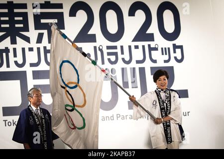 Tokyo Gov. Yuriko Koike sventola una bandiera olimpica durante il festival del tour della bandiera di Tokyo 2020 per i Giochi del 2020 alla Tokyo Metropolitan Plaza di Tokyo, 24 luglio 2017. Il Giappone ha iniziato il suo conto alla rovescia di tre anni per le Olimpiadi estive di Tokyo del 2020 a Tokyo lunedì, con la proiezione di immagini-mappatura trasmessa via IR su un edificio dell'ufficio governativo metropolitano di Tokyo. I Giochi del 2020 saranno le prime Olimpiadi estive del Giappone dagli anni '1964. (Foto di Richard Atrero de Guzman/NurPhoto) *** Please use Credit from Credit Field *** Foto Stock