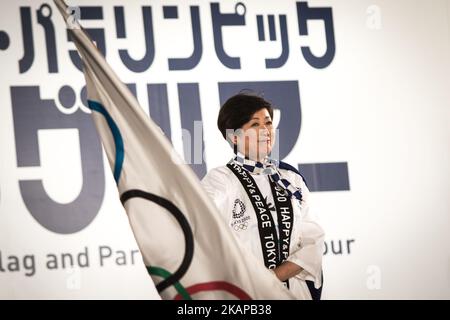 Tokyo Gov. Yuriko Koike sventola una bandiera olimpica durante il festival del tour della bandiera di Tokyo 2020 per i Giochi del 2020 alla Tokyo Metropolitan Plaza di Tokyo, 24 luglio 2017. Il Giappone ha iniziato il suo conto alla rovescia di tre anni per le Olimpiadi estive di Tokyo del 2020 a Tokyo lunedì, con la proiezione di immagini-mappatura trasmessa via IR su un edificio dell'ufficio governativo metropolitano di Tokyo. I Giochi del 2020 saranno le prime Olimpiadi estive del Giappone dagli anni '1964. (Foto di Richard Atrero de Guzman/NurPhoto) *** Please use Credit from Credit Field *** Foto Stock