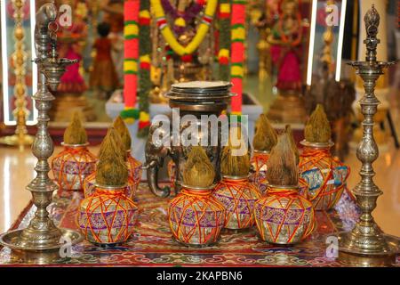 Oggetti pronti per le preghiere durante il Nambiyaandaar Nambi Ustavam Thiruvizha Pooja in un tempio indù Tamil in Ontario, Canada, il 19 luglio 2017. Questa pooja fa parte del festival di 15 giorni che onora Lord Ganesh che culmina con la stravagante processione dei carri. Durante questo Puja un idolo del Signore Ganesh è parato intorno al tempio mentre le preghiere sono eseguite. (Foto di Creative Touch Imaging Ltd./NurPhoto) *** si prega di utilizzare il credito dal campo di credito *** Foto Stock