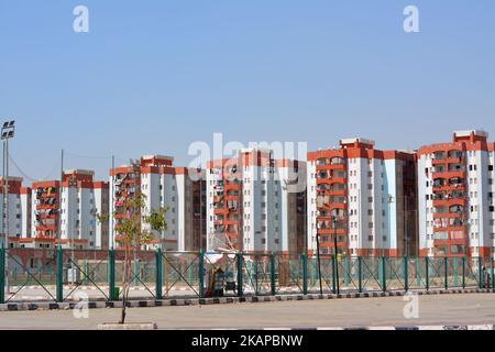 Cairo, Egitto, giugno 28 2022: Edifici residenziali sociali egiziani all'interno di un nuovo complesso che le famiglie di baraccopoli sono stati spostati in appartamenti ammobiliati liberi Foto Stock