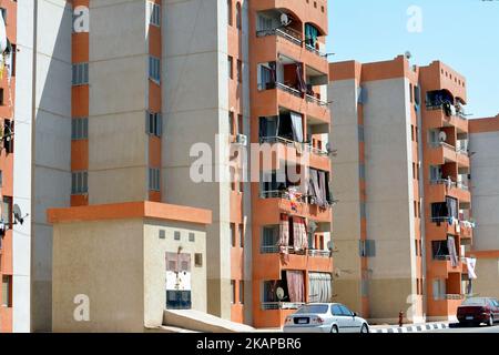 Cairo, Egitto, giugno 28 2022: Edifici residenziali sociali egiziani all'interno di un nuovo complesso che le famiglie di baraccopoli sono stati spostati in appartamenti ammobiliati liberi Foto Stock