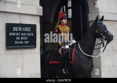 Horse Guards sono viste all'ingresso della Horse Guards Parade, Londra, Regno Unito il 25 luglio 2017. (Foto di Alberto Pezzali/NurPhoto) *** Please use Credit from Credit Field *** Foto Stock