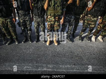 I membri delle ali armate dei gruppi palestinesi marciano durante una parata, organizzata per mostrare la loro solidarietà alla resistenza contro le restrizioni di Israele sul complesso della moschea di al Aqsa a Gaza City, Gaza il 25 luglio 2017. Israele ha introdotto nuove restrizioni per i palestinesi che vogliono entrare nel complesso della moschea di al Aqsa. *** Utilizzare il campo credito da credito *** Foto Stock