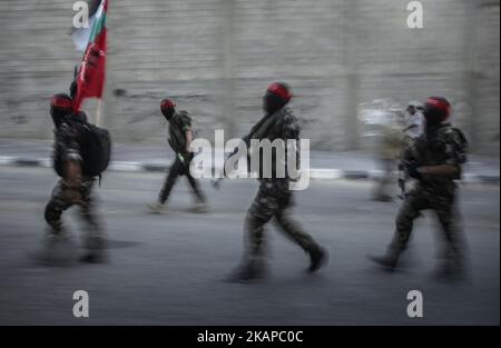 I membri delle ali armate dei gruppi palestinesi marciano durante una parata, organizzata per mostrare la loro solidarietà alla resistenza contro le restrizioni di Israele sul complesso della moschea di al Aqsa a Gaza City, Gaza il 25 luglio 2017. Israele ha introdotto nuove restrizioni per i palestinesi che vogliono entrare nel complesso della moschea di al Aqsa. *** Utilizzare il campo credito da credito *** Foto Stock