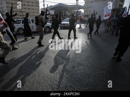 I membri delle ali armate dei gruppi palestinesi marciano durante una parata, organizzata per mostrare la loro solidarietà alla resistenza contro le restrizioni di Israele sul complesso della moschea di al Aqsa a Gaza City, Gaza il 25 luglio 2017. Israele ha introdotto nuove restrizioni per i palestinesi che vogliono entrare nel complesso della moschea di al Aqsa. *** Utilizzare il campo credito da credito *** Foto Stock