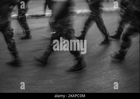 I membri delle ali armate dei gruppi palestinesi marciano durante una parata, organizzata per mostrare la loro solidarietà alla resistenza contro le restrizioni di Israele sul complesso della moschea di al Aqsa a Gaza City, Gaza il 25 luglio 2017. Israele ha introdotto nuove restrizioni per i palestinesi che vogliono entrare nel complesso della moschea di al Aqsa. *** Utilizzare il campo credito da credito *** Foto Stock