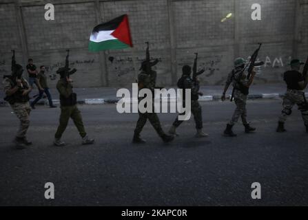 I membri delle ali armate dei gruppi palestinesi marciano durante una parata, organizzata per mostrare la loro solidarietà alla resistenza contro le restrizioni di Israele sul complesso della moschea di al Aqsa a Gaza City, Gaza il 25 luglio 2017. Israele ha introdotto nuove restrizioni per i palestinesi che vogliono entrare nel complesso della moschea di al Aqsa. *** Utilizzare il campo credito da credito *** Foto Stock