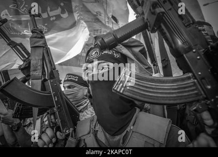 I membri delle ali armate dei gruppi palestinesi marciano durante una parata, organizzata per mostrare la loro solidarietà alla resistenza contro le restrizioni di Israele sul complesso della moschea di al Aqsa a Gaza City, Gaza il 25 luglio 2017. Israele ha introdotto nuove restrizioni per i palestinesi che vogliono entrare nel complesso della moschea di al Aqsa. *** Utilizzare il campo credito da credito *** Foto Stock