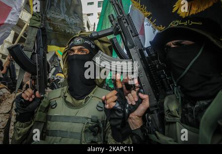 I membri delle ali armate dei gruppi palestinesi marciano durante una parata, organizzata per mostrare la loro solidarietà alla resistenza contro le restrizioni di Israele sul complesso della moschea di al Aqsa a Gaza City, Gaza il 25 luglio 2017. Israele ha introdotto nuove restrizioni per i palestinesi che vogliono entrare nel complesso della moschea di al Aqsa. *** Utilizzare il campo credito da credito *** Foto Stock