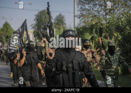 I membri delle ali armate dei gruppi palestinesi marciano durante una parata, organizzata per mostrare la loro solidarietà alla resistenza contro le restrizioni di Israele sul complesso della moschea di al Aqsa a Gaza City, Gaza il 25 luglio 2017. Israele ha introdotto nuove restrizioni per i palestinesi che vogliono entrare nel complesso della moschea di al Aqsa. *** Utilizzare il campo credito da credito *** Foto Stock