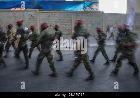 I membri delle ali armate dei gruppi palestinesi marciano durante una parata, organizzata per mostrare la loro solidarietà alla resistenza contro le restrizioni di Israele sul complesso della moschea di al Aqsa a Gaza City, Gaza il 25 luglio 2017. Israele ha introdotto nuove restrizioni per i palestinesi che vogliono entrare nel complesso della moschea di al Aqsa. *** Utilizzare il campo credito da credito *** Foto Stock
