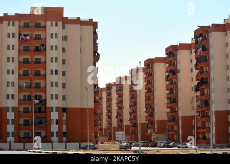 Cairo, Egitto, giugno 28 2022: Edifici residenziali sociali egiziani all'interno di un nuovo complesso che le famiglie di baraccopoli sono stati spostati in appartamenti ammobiliati liberi Foto Stock