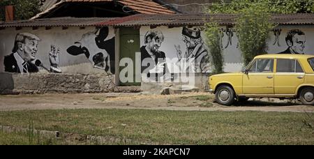 I murales raffiguranti il presidente degli Stati Uniti Donald Trump, il cancelliere della Germania, Anglea Merkel e il presidente francese Emmanuel Macron, a destra, sono visti su un muro come parte del Mural Festival nel villaggio di Staro Zhelezare, in Bulgaria, mercoledì 26 luglio 2017. I murales all'aperto sulle pareti delle case nel villaggio di Staro Zhelezare presentano persone locali accanto a figure ben note del mondo della politica e della religione. (Foto di Valentina Petrova/NurPhoto) *** Please use Credit from Credit Field *** Foto Stock