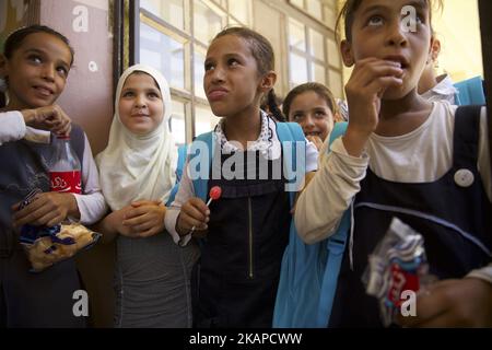 Mentre i combattimenti stanno per finire, Mosul Ovest sta lentamente tornando alla vita. Le scuole nella parte sud-occidentale sono aperte dall'inizio di luglio, ma come molte scuole sono state distrutte durante il conflitto il resto sta cercando di far fronte a un enorme afflusso di studenti, mentre sperimentando una carenza di quasi tutto. West Mosul, Iraq, 27 luglio 2017 (Foto di Noe Falk Nielsen/NurPhoto) *** Please use Credit from Credit Field *** Foto Stock