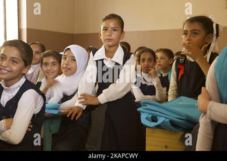 Mentre i combattimenti stanno per finire, Mosul Ovest sta lentamente tornando alla vita. Le scuole nella parte sud-occidentale sono aperte dall'inizio di luglio, ma come molte scuole sono state distrutte durante il conflitto il resto sta cercando di far fronte a un enorme afflusso di studenti, mentre sperimentando una carenza di quasi tutto. West Mosul, Iraq, 27 luglio 2017 (Foto di Noe Falk Nielsen/NurPhoto) *** Please use Credit from Credit Field *** Foto Stock