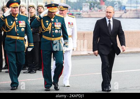 Il presidente russo Vladimir Putin partecipa alla parata della Marina russa la parata navale principale in occasione della giornata della Marina russa a San Pietroburgo, in Russia, il 30 luglio 2017. (Foto di Valya Egorshin/NurPhoto) *** Please use Credit from Credit Field *** Foto Stock
