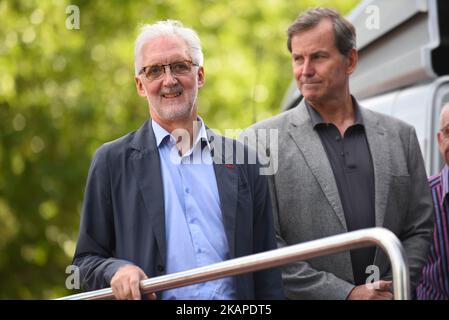 Presidente di UCI, Brian Cookson è ritratto sul podio del Prudential RideLondon Classic, a Londra il 30 luglio 2017. RideLondon, conosciuta attraverso la sponsorizzazione Prudential RideLondon, è un festival annuale di tre giorni del ciclismo che si tiene a Londra. È stato sviluppato dal Sindaco di Londra, Londra e Partners and Transport for London in collaborazione con il Surrey County Council, ed è gestito da London and Surrey Cycling Partnership. (Foto di Alberto Pezzali/NurPhoto) *** Please use Credit from Credit Field *** Foto Stock