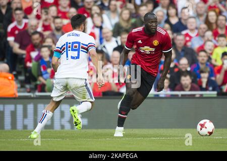 Romelu Lakaku di Manchester Utd e Vasco Regini di Sampdoria durante la partita amichevole pre-stagione tra Manchester United e Sampdoria allo stadio Aviva di Dublino, Irlanda il 2 agosto 2017 (Foto di Andrew Surma/NurPhoto) *** Please use Credit from Credit Field *** Foto Stock