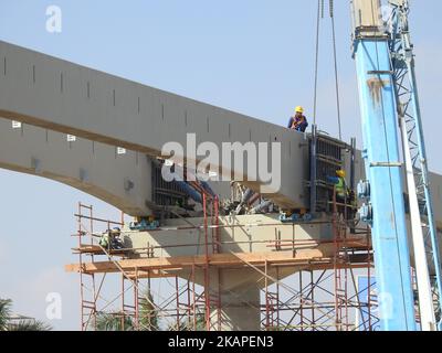 Cairo, Egitto, ottobre 14 2022: Cantiere di nuovo Cairo monorotaia sistema di trasporto aereo che è ancora in costruzione con un pesante mo Foto Stock