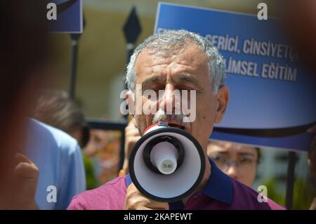 La gente si è riunita davanti al Ministero dell'Educazione Nazionale per protestare contro il nuovo sistema educativo turco ad Ankara, in Turchia, il 03 agosto 2017. Nel mese di luglio, il Ministero dell'Educazione Nazionale ha annunciato che il nuovo curriculum includerà il tentativo fallito di colpo di stato del 15 luglio 2016 e la successiva Giornata della democrazia e dell'unità Nazionale, insieme alla jihad islamica nelle scuole di quest'anno. Include anche che le scuole non insegneranno a Mustafa Kemal Ataturk, fondatore e primo presidente della Repubblica di Turchia, in lezioni di cultura religiosa e conoscenza morale, e alla teoria di evol di Charles Darwin Foto Stock