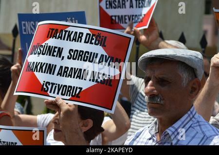 La gente si è riunita davanti al Ministero dell'Educazione Nazionale per protestare contro il nuovo sistema educativo turco ad Ankara, in Turchia, il 03 agosto 2017. Nel mese di luglio, il Ministero dell'Educazione Nazionale ha annunciato che il nuovo curriculum includerà il tentativo fallito di colpo di stato del 15 luglio 2016 e la successiva Giornata della democrazia e dell'unità Nazionale, insieme alla jihad islamica nelle scuole di quest'anno. Include anche che le scuole non insegneranno a Mustafa Kemal Ataturk, fondatore e primo presidente della Repubblica di Turchia, in lezioni di cultura religiosa e conoscenza morale, e alla teoria di evol di Charles Darwin Foto Stock