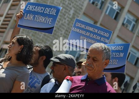 La gente si è riunita davanti al Ministero dell'Educazione Nazionale per protestare contro il nuovo sistema educativo turco ad Ankara, in Turchia, il 03 agosto 2017. Nel mese di luglio, il Ministero dell'Educazione Nazionale ha annunciato che il nuovo curriculum includerà il tentativo fallito di colpo di stato del 15 luglio 2016 e la successiva Giornata della democrazia e dell'unità Nazionale, insieme alla jihad islamica nelle scuole di quest'anno. Include anche che le scuole non insegneranno a Mustafa Kemal Ataturk, fondatore e primo presidente della Repubblica di Turchia, in lezioni di cultura religiosa e conoscenza morale, e alla teoria di evol di Charles Darwin Foto Stock