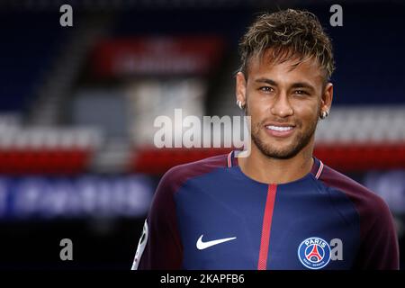 Neymar Jr della conferenza stampa brasiliana e della presentazione della maglia dopo la sua firma come nuovo giocatore di Paris Saint-Germain al Parc des Princes il 4 agosto 2017 a Parigi, Francia. (Foto di Mehdi Taamallah/NurPhoto) *** Please use Credit from Credit Field *** Foto Stock