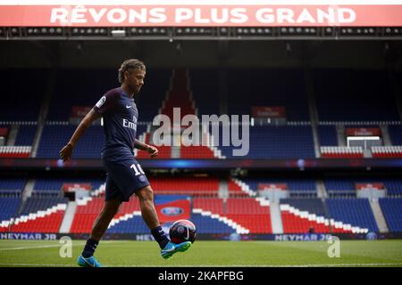 Neymar Jr della conferenza stampa brasiliana e della presentazione della maglia dopo la sua firma come nuovo giocatore di Paris Saint-Germain al Parc des Princes il 4 agosto 2017 a Parigi, Francia. (Foto di Mehdi Taamallah/NurPhoto) *** Please use Credit from Credit Field *** Foto Stock